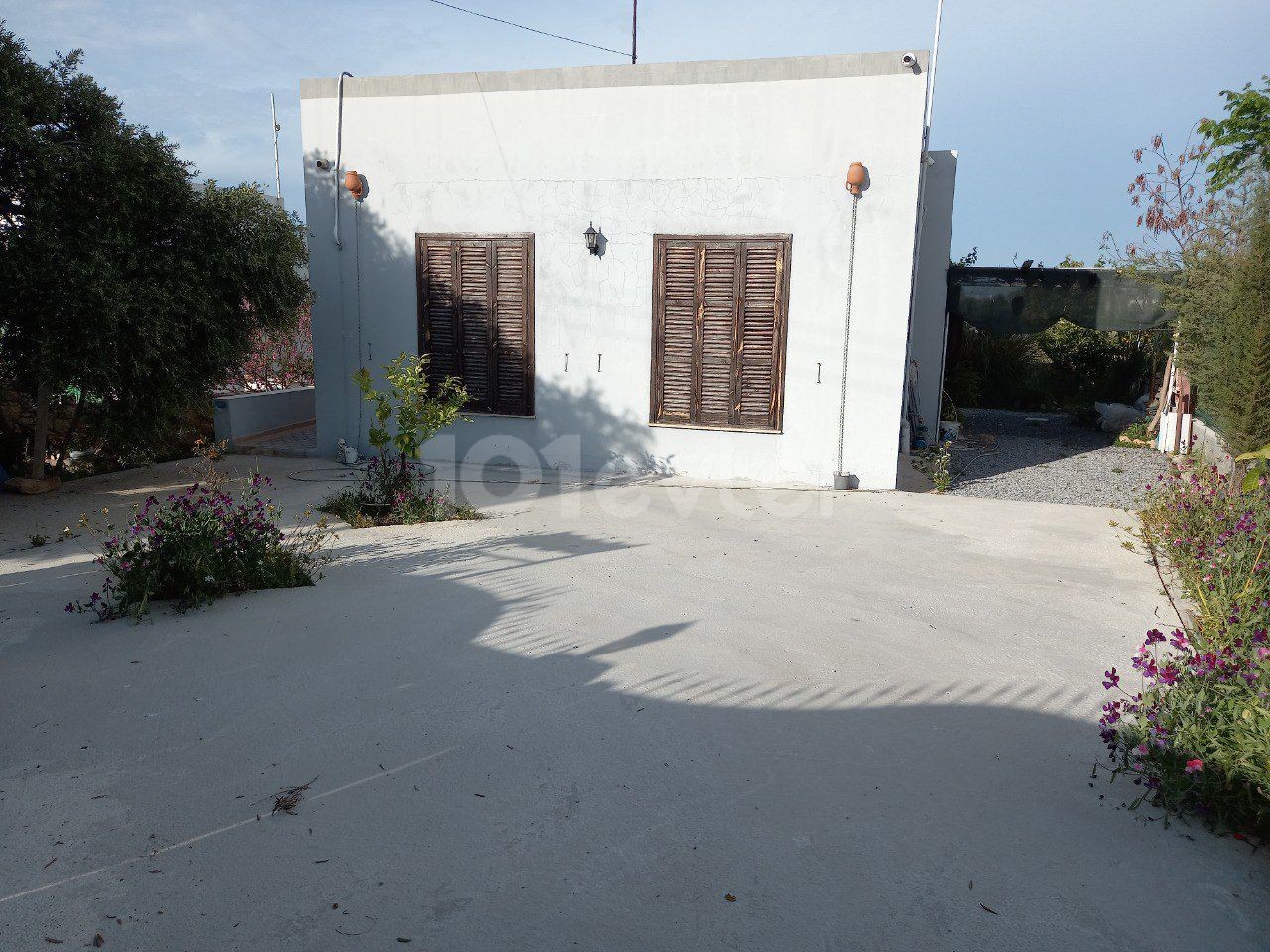 یک خانه 2+1 نوساز در محیطی دنج و آرام در روستای سپاهی به فروش می رسد.