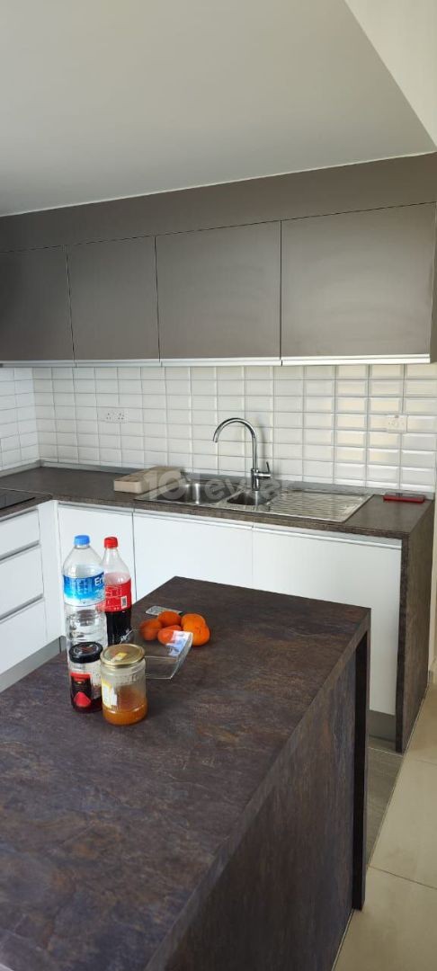 Abelia kompleksinde 2 + 1 satacağım, kompleksin arazisinde sauna, oyun alanı, yürüme mesafesinde bir dükkan var, denizden 2 dakika