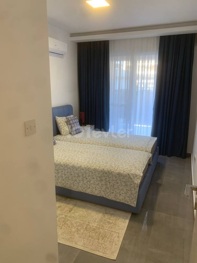 Avlu kompleksinde 1+1 kiralık 0 kat havuz manzaralı,günlük kira sayaçlara göre elektrik faturaları internet son temizlik 60 EUR  iade edilebilir depozito 150 EUR