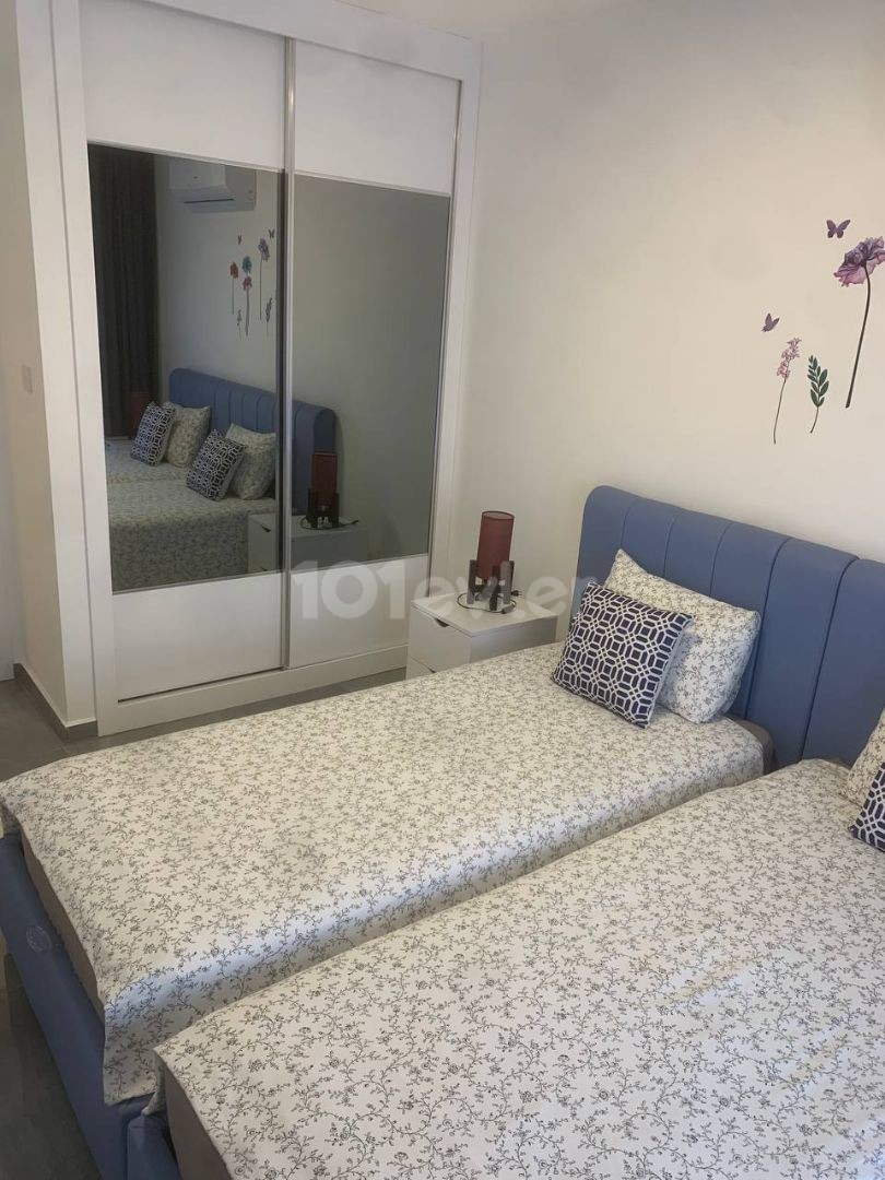 Avlu kompleksinde 1+1 kiralık 0 kat havuz manzaralı,günlük kira sayaçlara göre elektrik faturaları internet son temizlik 60 EUR  iade edilebilir depozito 150 EUR