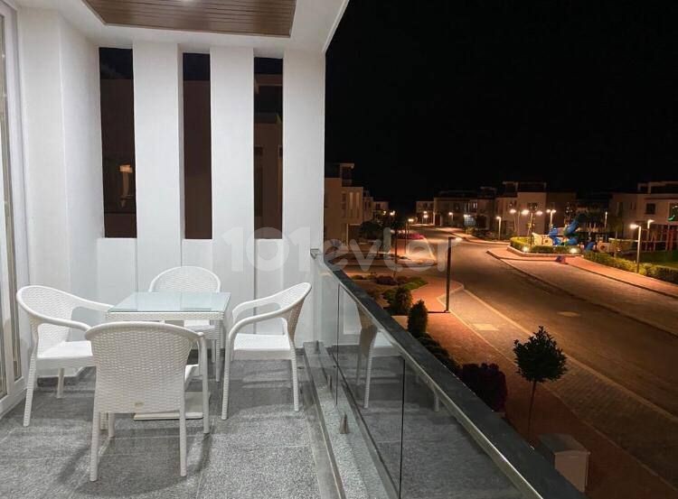 2+1 penthouse, 2nd floor + own roof terrace in a four-season complex. fully furnished. 50 meters from the sea, opposite the pool
