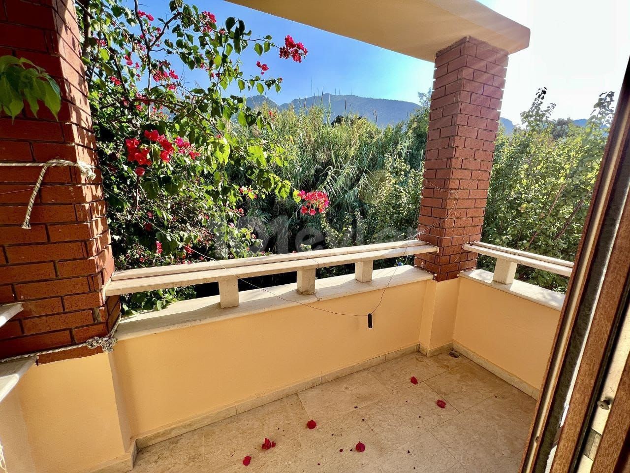 Lapta Villa 5+1, area 240 sq. m., garden 700 sq. m., 2 floors, covered terrace, 5 bedrooms, 4 bathrooms. Stunning views of the mountains and sea. 🌊Personal pool, 🌿big garden 🍀Good infrastructure: school, post office, pharmacy, bank, shops, restaurants, cafes, casino. ✨Sea in direct visibility ✨well 