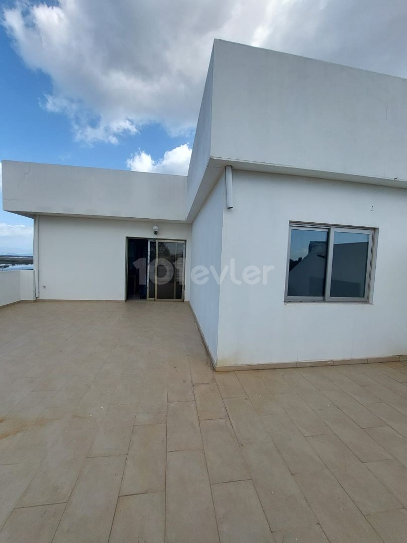 Komplett möblierte 2+1 Penthouse-Wohnung zum Verkauf mit Meerblick an der Salamis Road, Nordzypern Famagusta