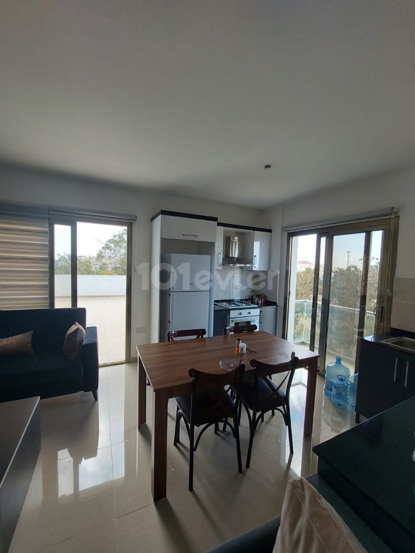 Komplett möblierte 2+1 Penthouse-Wohnung zum Verkauf mit Meerblick an der Salamis Road, Nordzypern Famagusta