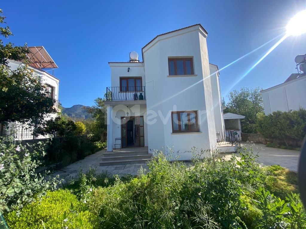 Freistehende 2 + 1 Villa Mit Gemeinschaftspool Mit Meerblick In Kyrenia Chatalköy 119000 Stg ** 