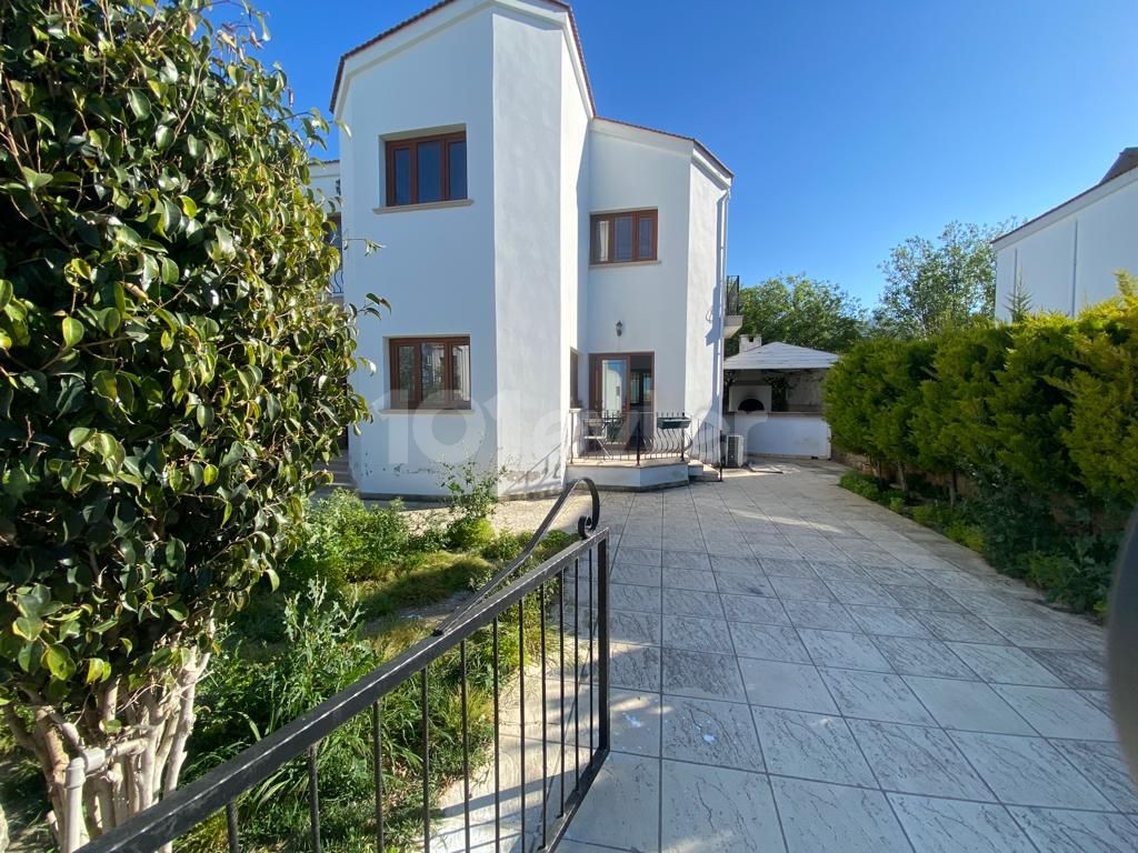 Girne Çatalköyde Deniz Manzaralı Ortak Havuzlu Müstakil 2+1 Villa 119000 Stg 