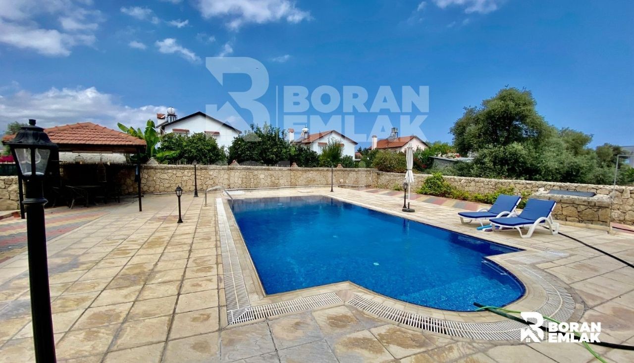 Zu verkaufen 3+1 Villa mit Pool in Kyrenia Catalkoy ** 