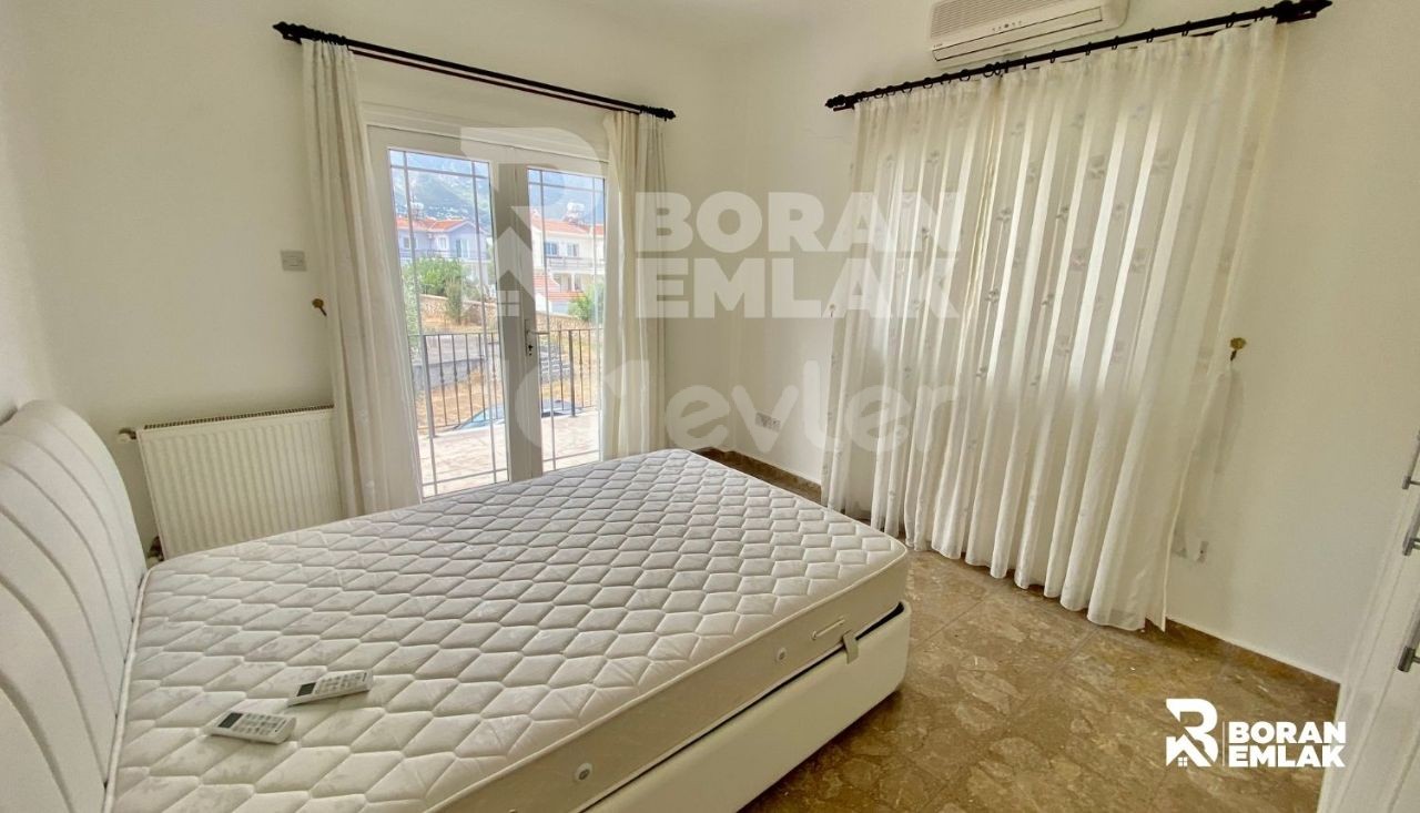 Zu verkaufen 3+1 Villa mit Pool in Kyrenia Catalkoy ** 