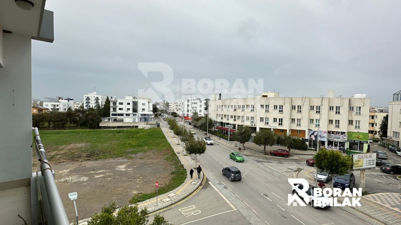 Lefkosa Gonyeli Municipal Boulevard 3+1 Wohnung zum Verkauf auf der Straße mit Gewerbegenehmigung