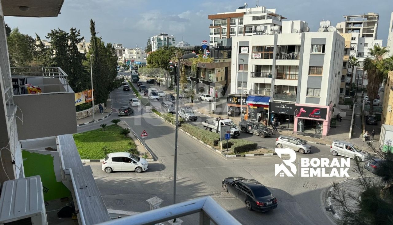 Girne Merkez'de TURK KOCANLI Satilik Cok Genis Ana Cadde Ustu Daire 