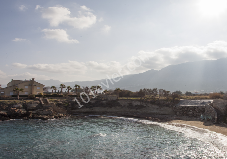 Lapada satılık havuzlu villa Deniz kenarında