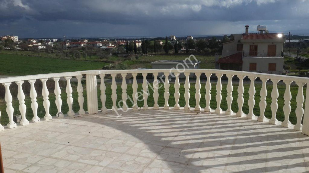 Girne boğazda satılık muhteşem arsalı villa 