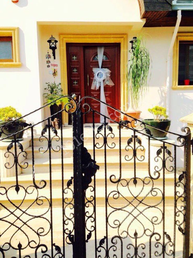 Girne Merkezde Muhteşem full özellikleri ve Geniş dekorlu Bahçeye Sahip  Satılık Villa