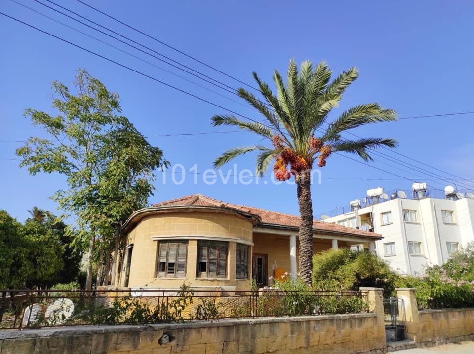 Türkisches Haus Aus Gelbem Stein-Eckgrundstück ** 