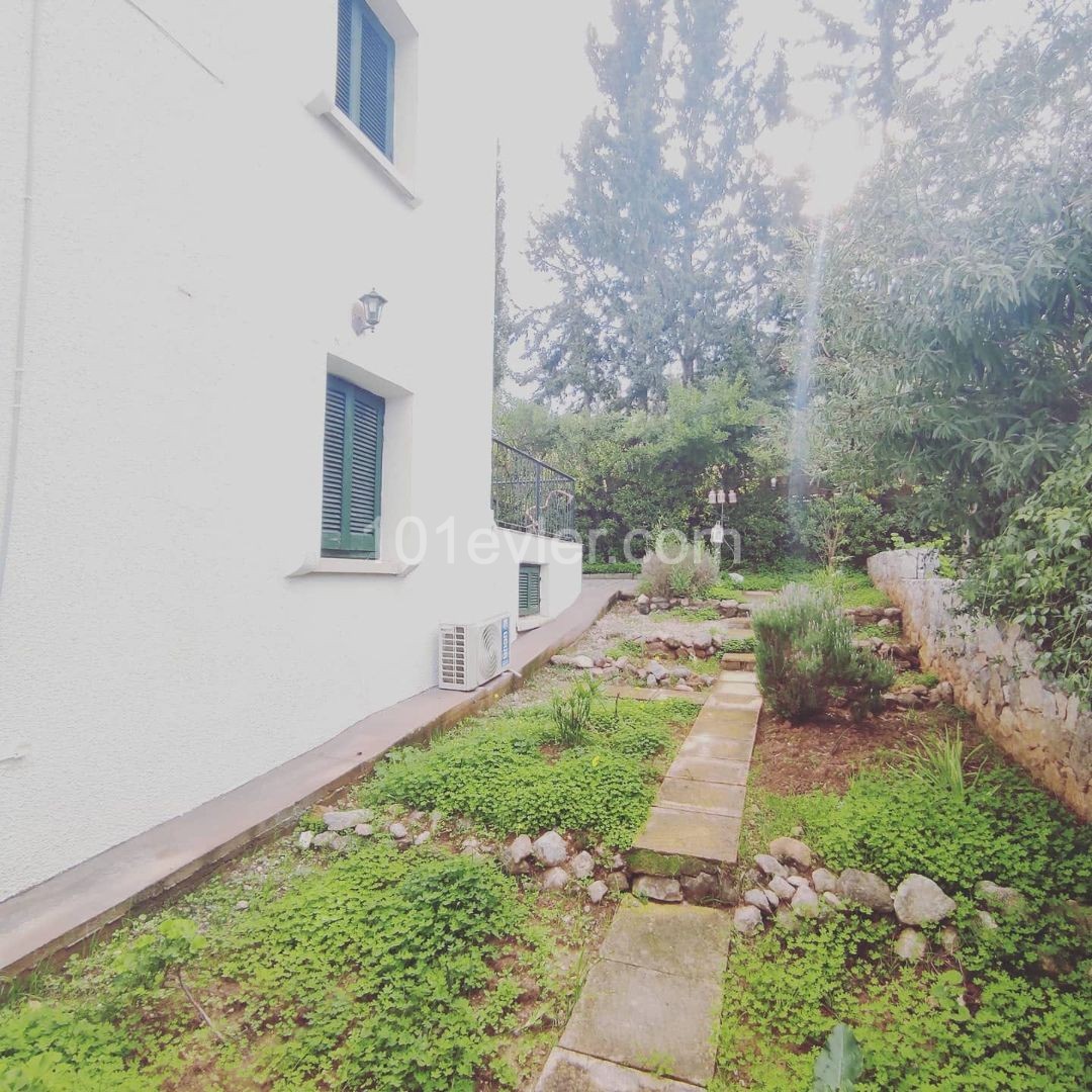 Detached House with Garden in Karmi ** 