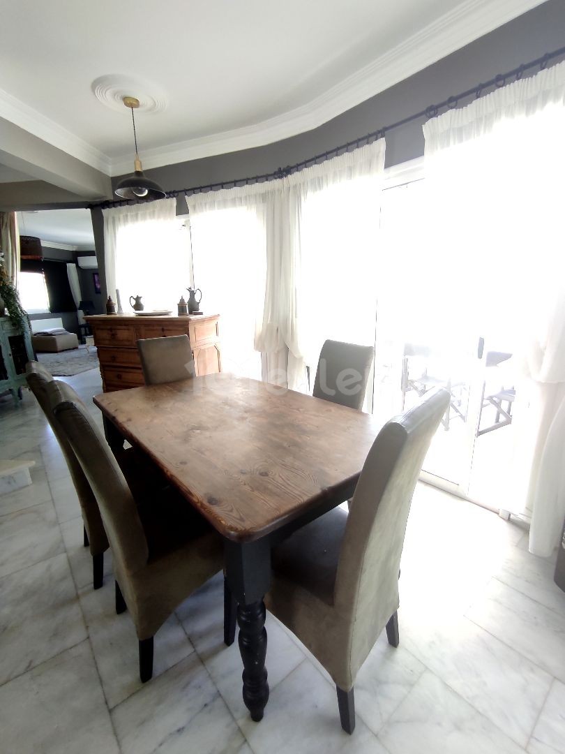 A WELL-KEPT, VERY STYLISH 4-BEDROOM HOUSE FOR SALE IN ALSANCAK ** 