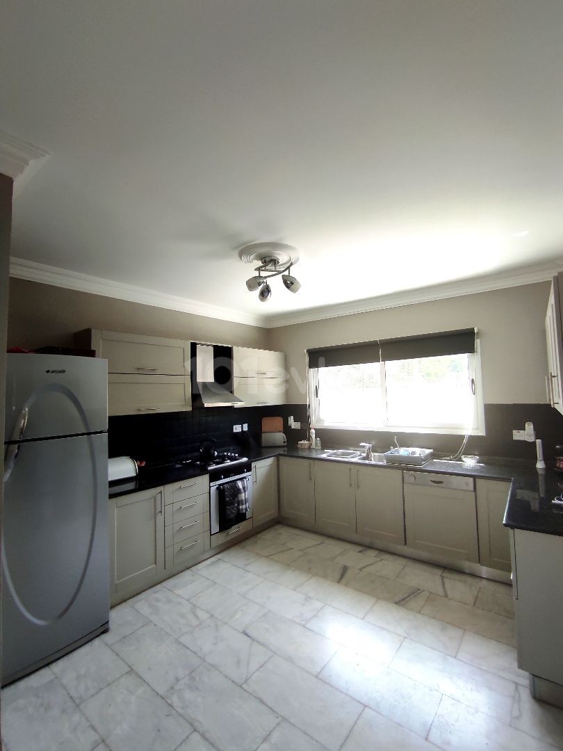 A WELL-KEPT, VERY STYLISH 4-BEDROOM HOUSE FOR SALE IN ALSANCAK ** 