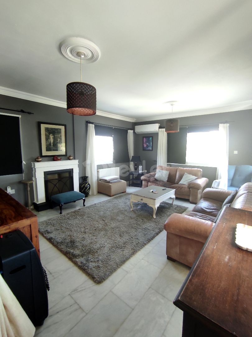 A WELL-KEPT, VERY STYLISH 4-BEDROOM HOUSE FOR SALE IN ALSANCAK ** 