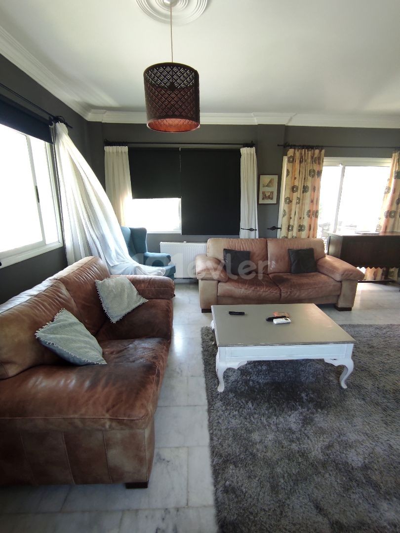 A WELL-KEPT, VERY STYLISH 4-BEDROOM HOUSE FOR SALE IN ALSANCAK ** 