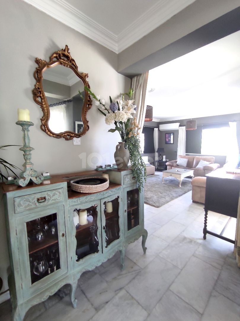 A WELL-KEPT, VERY STYLISH 4-BEDROOM HOUSE FOR SALE IN ALSANCAK ** 