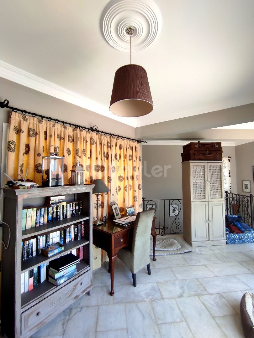 A WELL-KEPT, VERY STYLISH 4-BEDROOM HOUSE FOR SALE IN ALSANCAK ** 