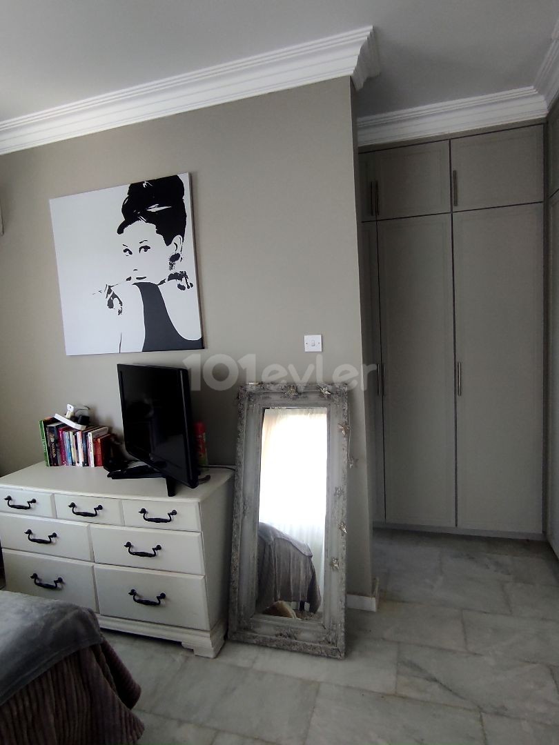 A WELL-KEPT, VERY STYLISH 4-BEDROOM HOUSE FOR SALE IN ALSANCAK ** 