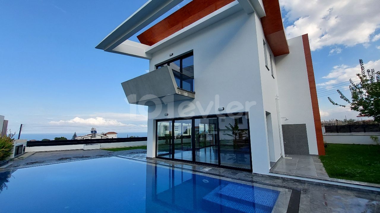 Magnificent, High-quality, Spacious, New Villa with a View ** 