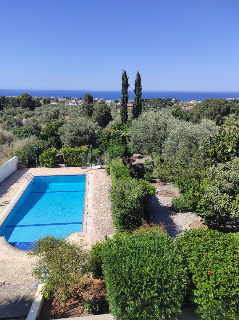 Villa with a View of a Private Pool with a Large Garden ** 