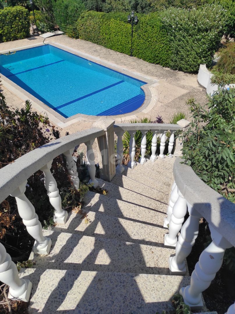 Villa with a View of a Private Pool with a Large Garden ** 