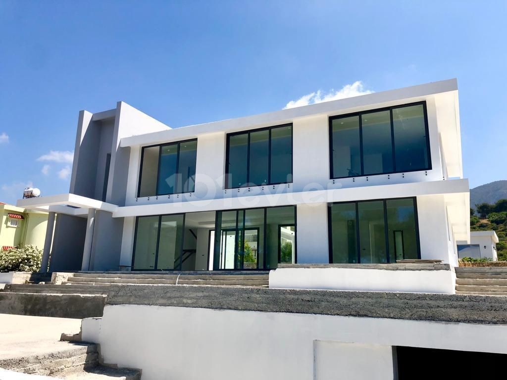 Çok merkezi konumda geniş modern villa