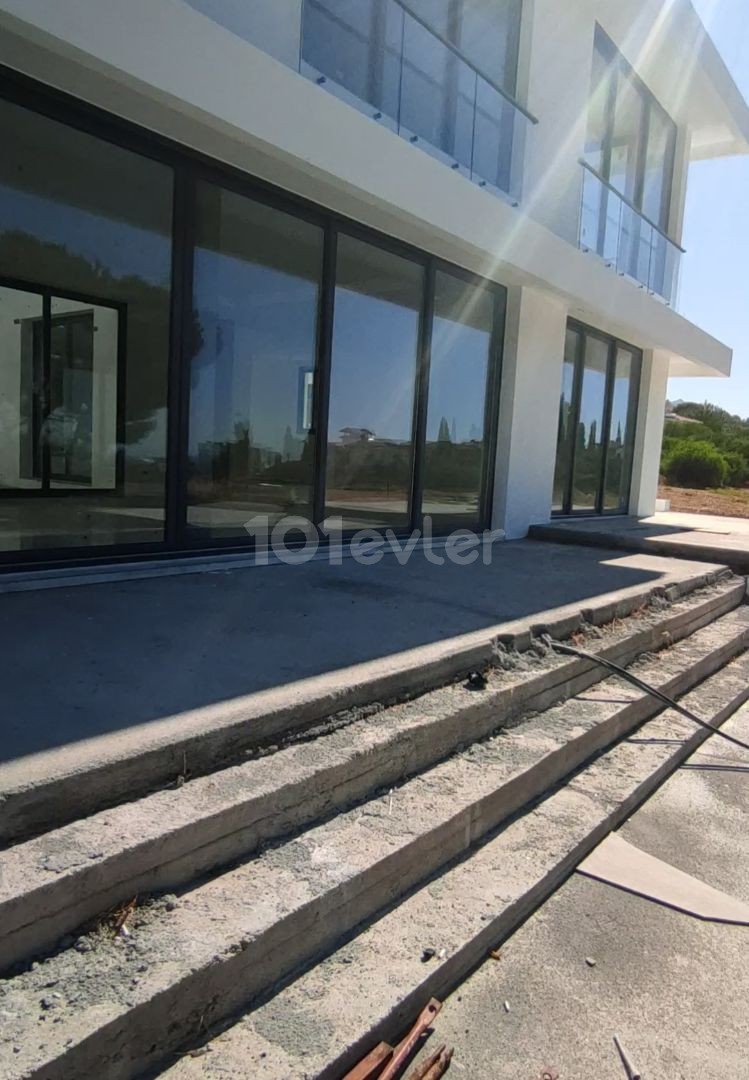 Çok merkezi konumda geniş modern villa