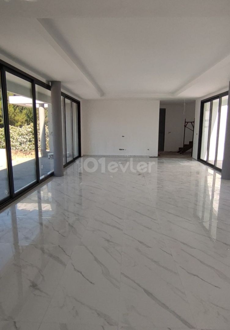 Çok merkezi konumda geniş modern villa