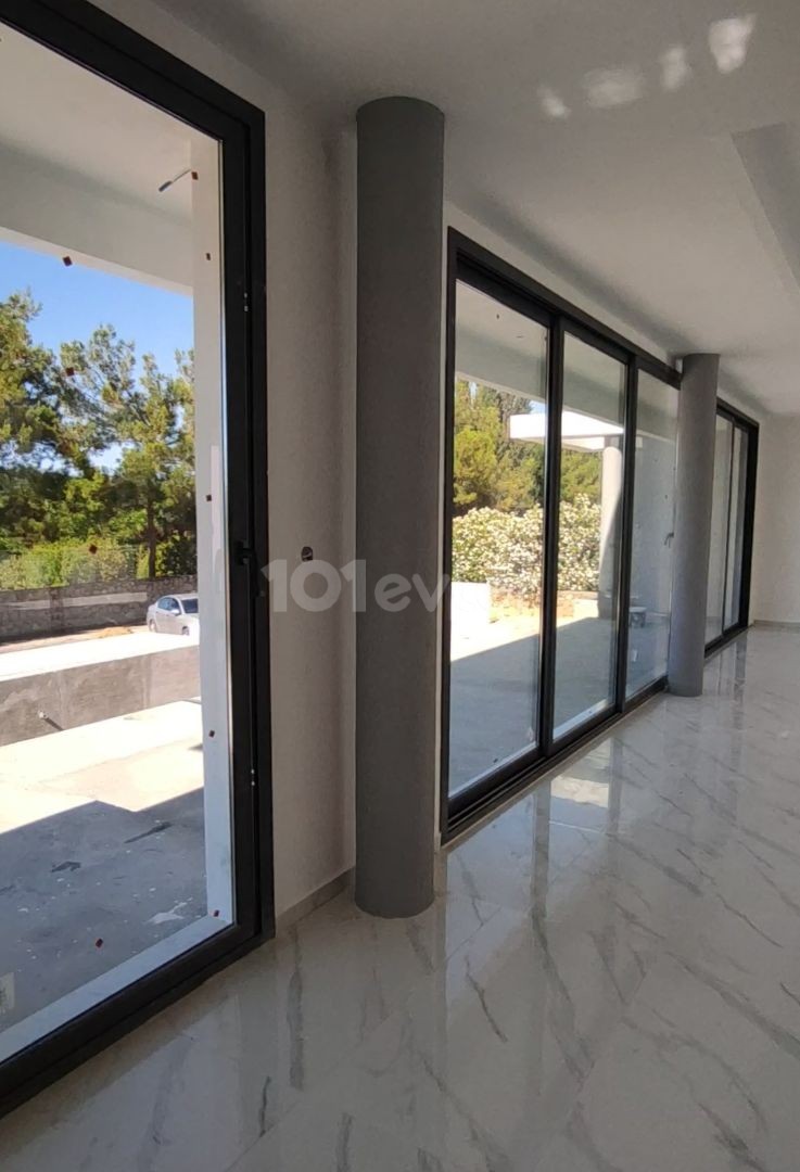 Çok merkezi konumda geniş modern villa