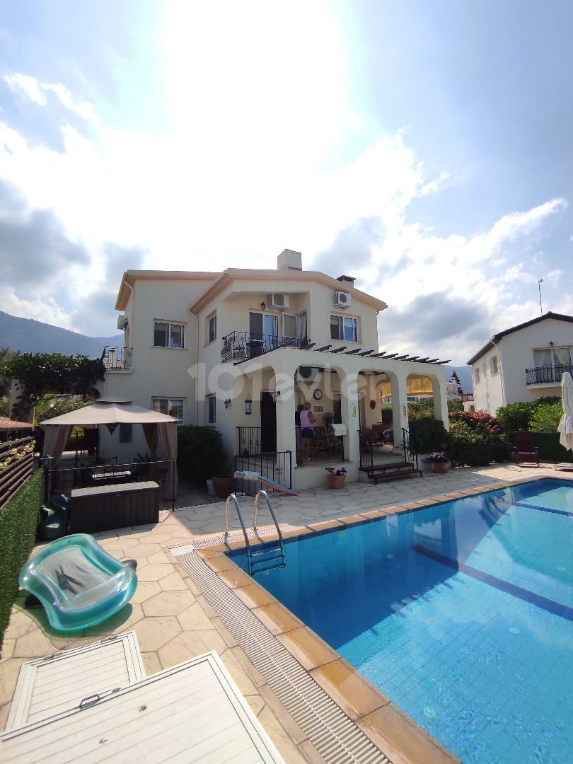 Opportunity Villa - Fully Furnished and with Pool **  ** 