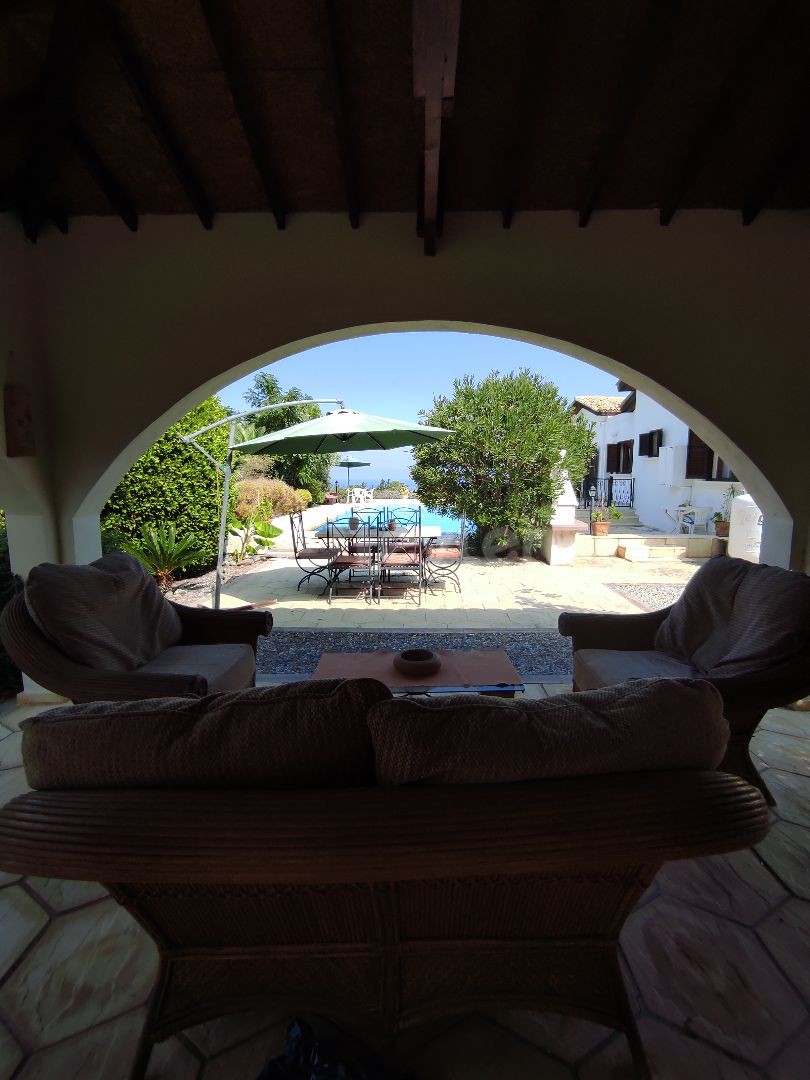 Well-Maintained Pool Villa with Wonderful Views ** 