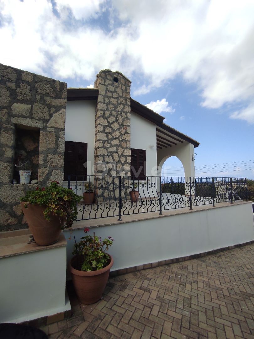 Well-Maintained Pool Villa with Wonderful Views ** 