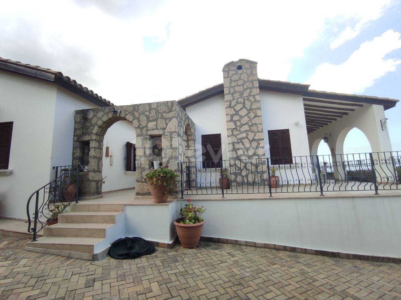 Well-Maintained Pool Villa with Wonderful Views ** 