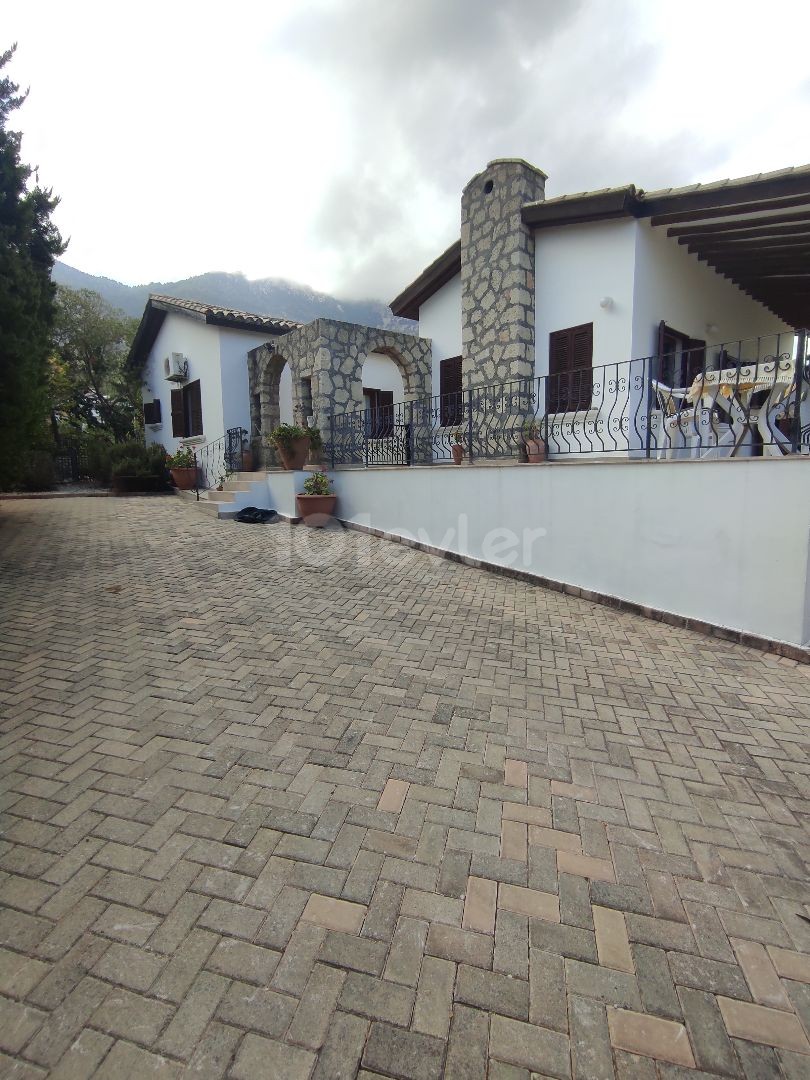 Well-Maintained Pool Villa with Wonderful Views ** 