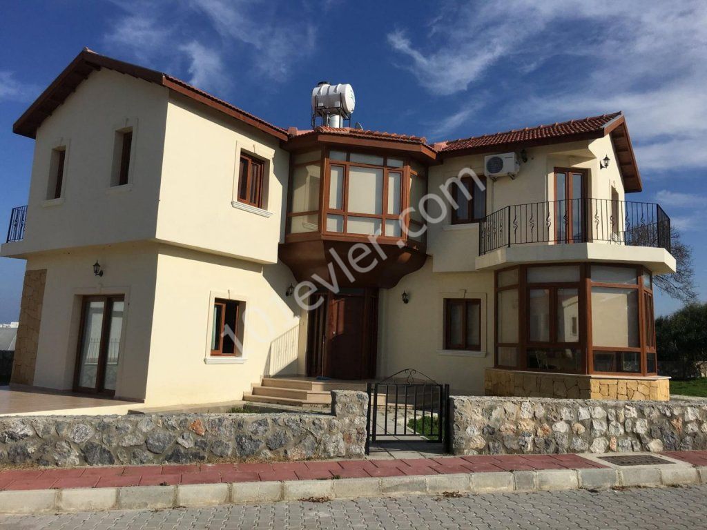 Girne Alsancak bölgesinde denize yürüme mesafesinde GÜNLÜK 3+1 özel havuzlu villa (MİN. 3)