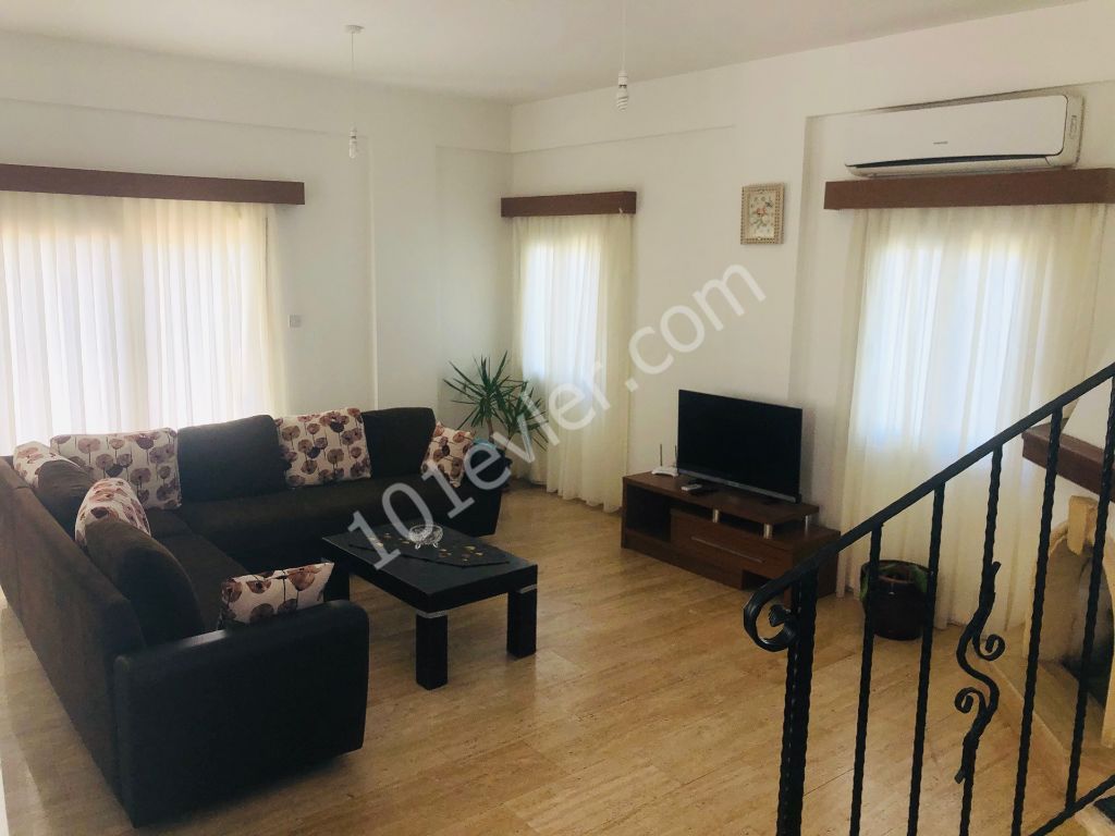 Girne Alsancak bölgesinde denize yürüme mesafesinde GÜNLÜK 3+1 özel havuzlu villa (MİN. 3)