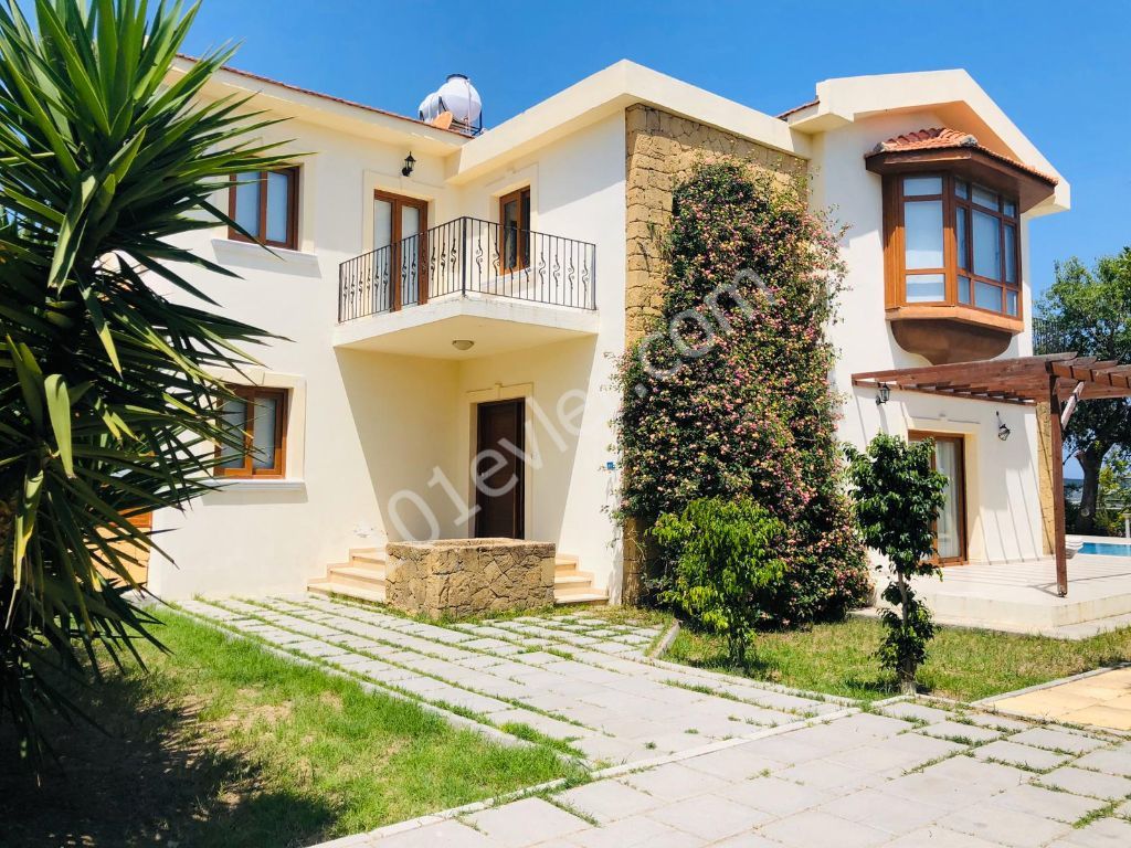 Girne Alsancak bölgesinde denize yürüme mesafesinde GÜNLÜK 3+1 özel havuzlu villa (MİN. 3)