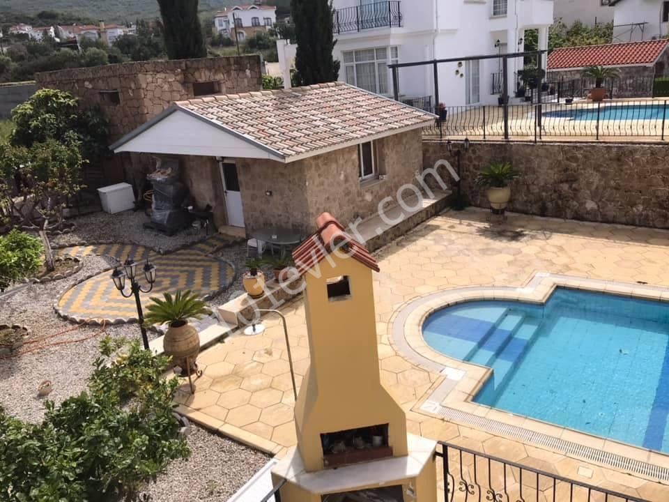 Girne Bellapais Bölgesinde 3+1  satılık Villa