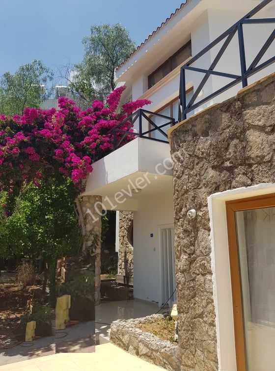 3+1 villa zum Verkauf in Kyrenia Lapta Erzbischof ** 