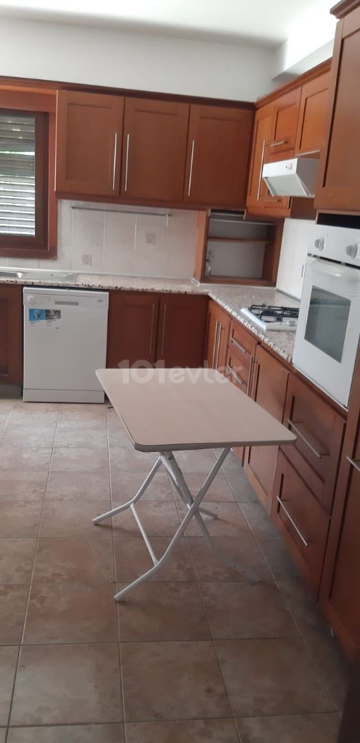 Girne merkezde kiralık  3+1  daire