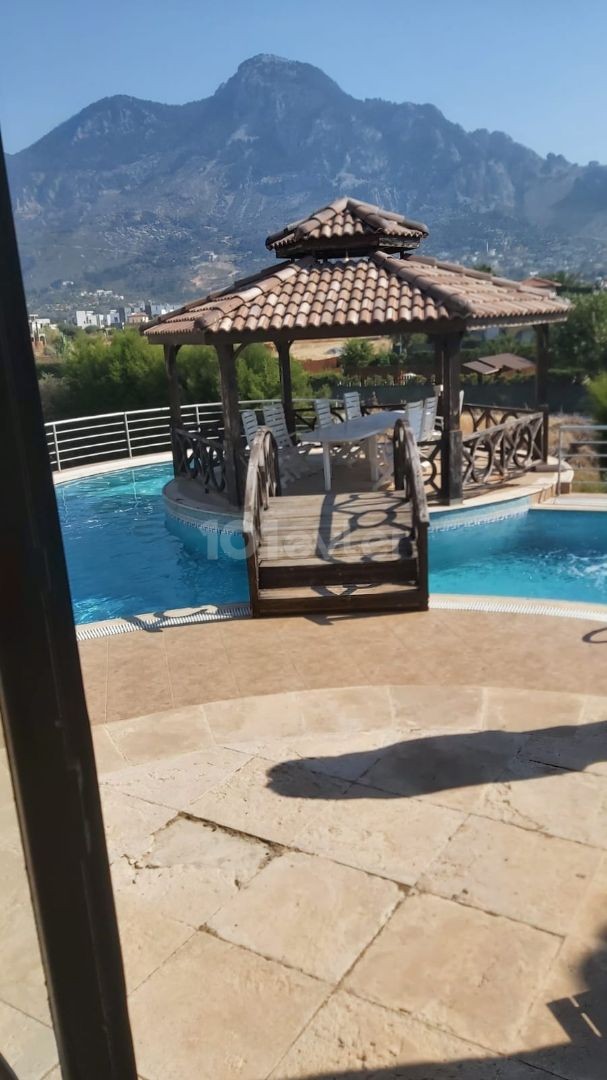 Girne Karşıyaka'da 4+1 kiralık villa