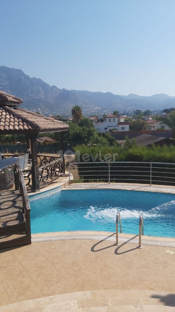 Girne Karşıyaka'da 4+1 kiralık villa