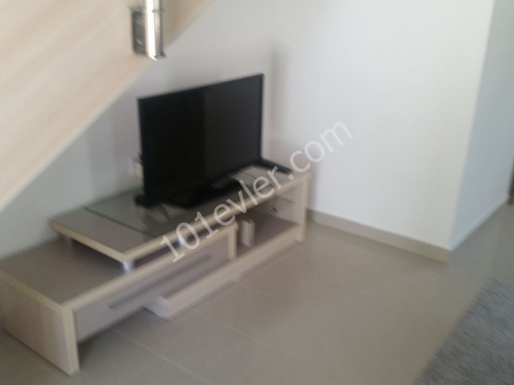  GİRNE KARAOĞLANOĞLUNDA  HAVUZLU SİTEDE1+1EŞYALI DAİRE 