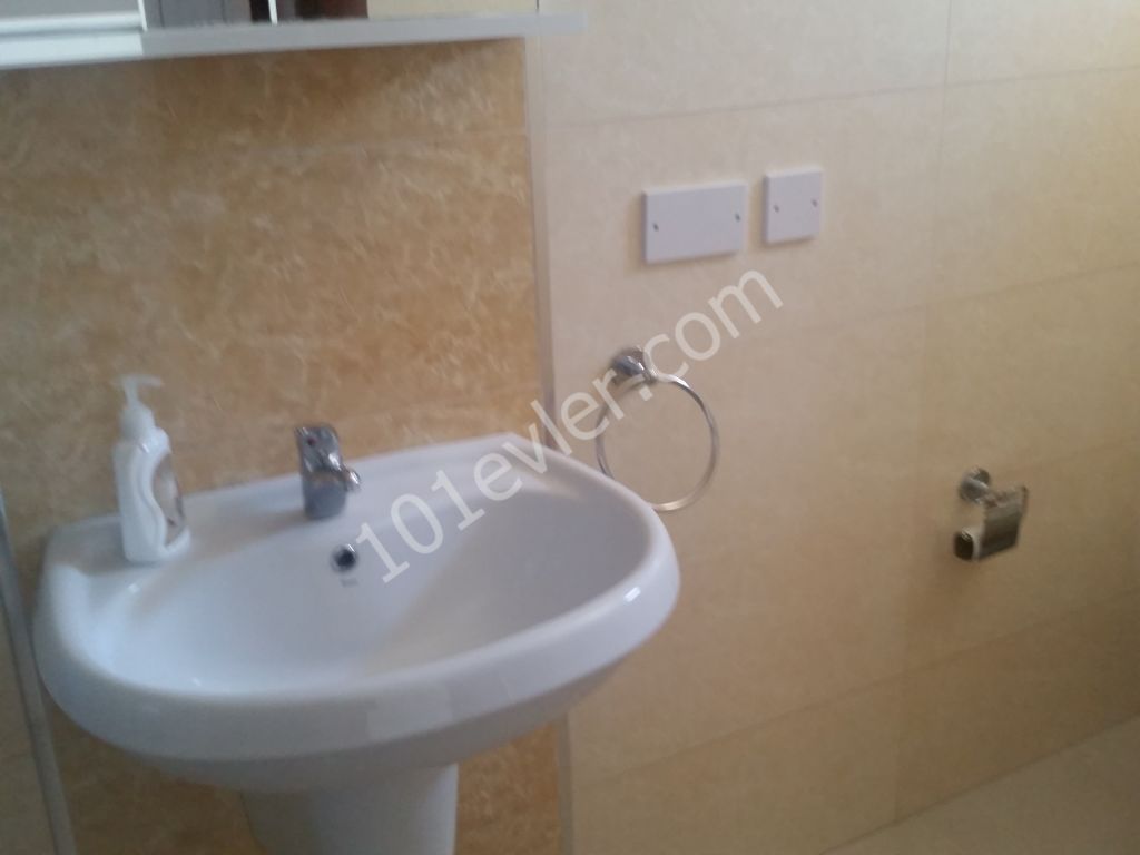  GİRNE KARAOĞLANOĞLUNDA  HAVUZLU SİTEDE1+1EŞYALI DAİRE 