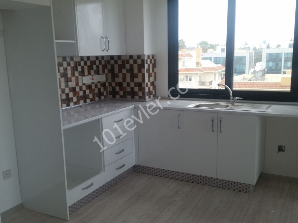 GİRNE MERKEZDE SIFIR  2+1 SIFIR İYİ KONUMDA DAİRE