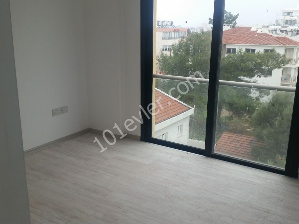 GİRNE MERKEZDE SIFIR  2+1 SIFIR İYİ KONUMDA DAİRE